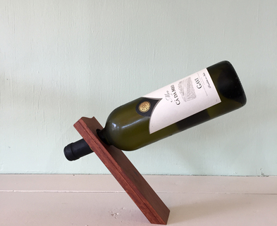 Medium balancing wine bottle holder