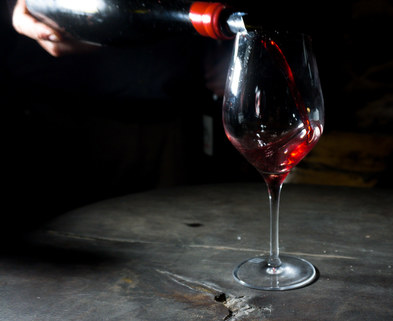 Medium wine pour